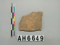 藏品(灰褐色夾砂陶片)的圖片